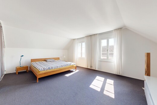 chambre avec vaulted ceiling, plafond voûté, drywall, cloison sèche, et natural light