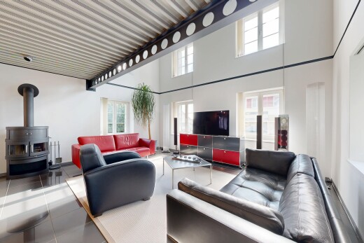 wohnzimmer mit inside community, fernseher, natürliches licht, natural light, und fliesenboden