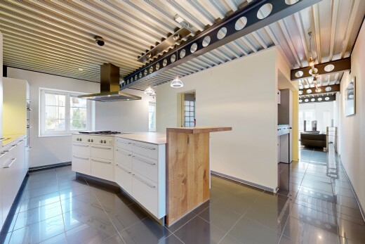 küche mit dunstabzugshaube, light countertops, arbeitsplatten, dark floor, und white cabinets