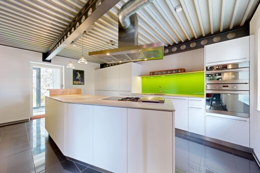 küche mit white cabinets, weiße schränke, flat panel cabinets, schränke mit flachen paneelen, und dark floor