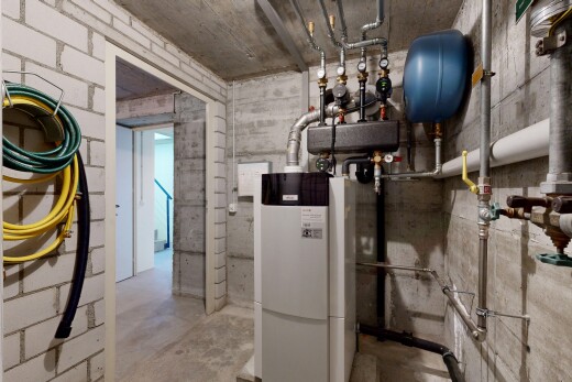 innenraum mit wasserkocher, concrete floor, concrete ceiling, inside community, und wasserausdehnungsbehälter