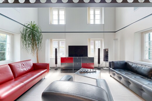 salon avec inside property, télévision, high ceiling, plafond haut, et drywall