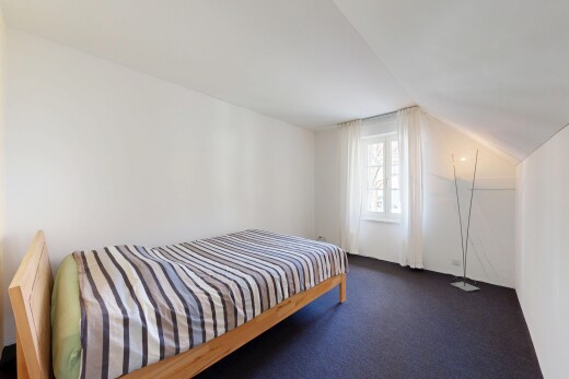 zimmer / schlafzimmer mit dachschräge, vaulted ceiling, teppich, carpet, und gipskartonwand