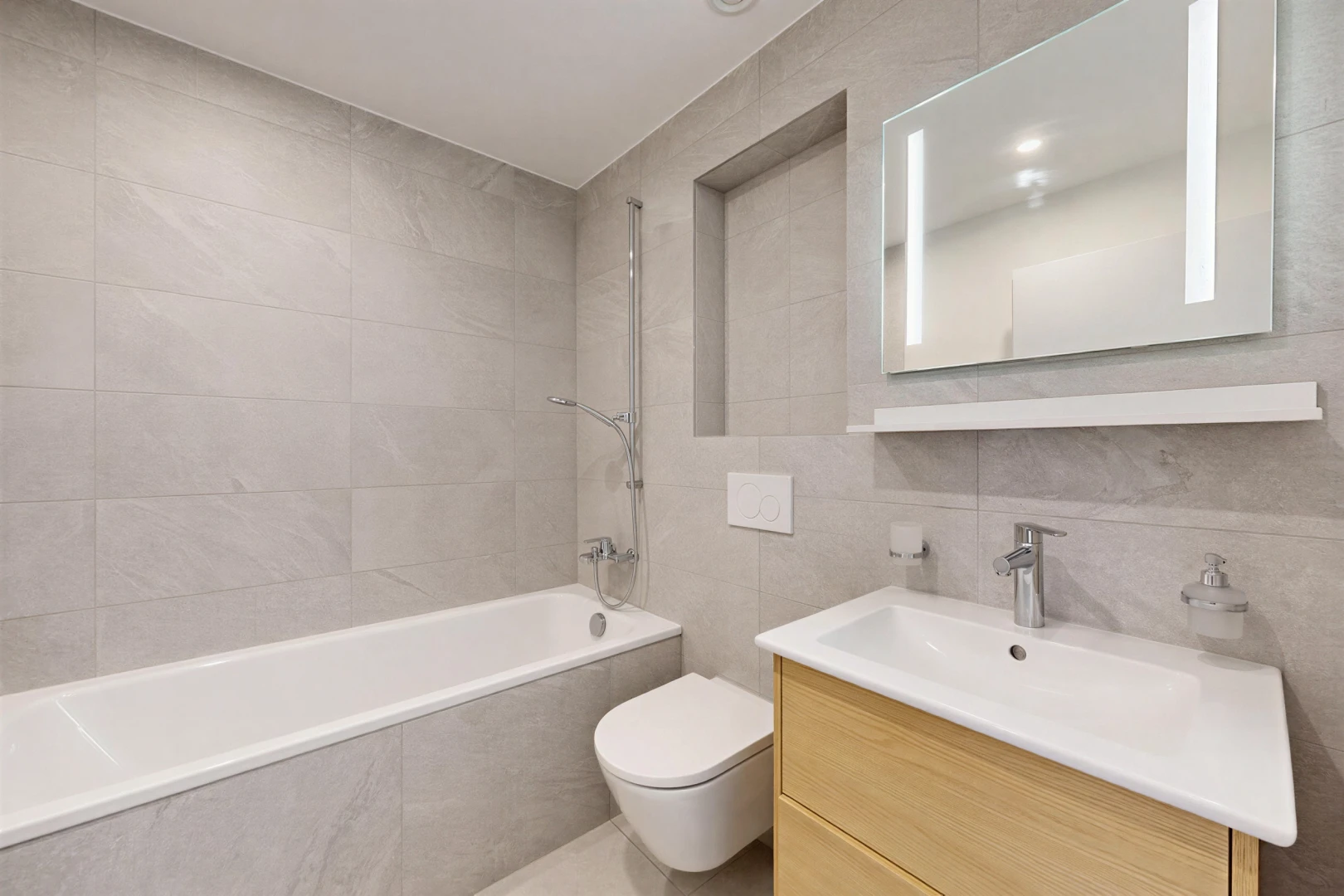 salle de bains avec salle de bain complète, tile wall, mur en carrelage, miroir, et lavabo (ou coiffeuse selon le contexte)