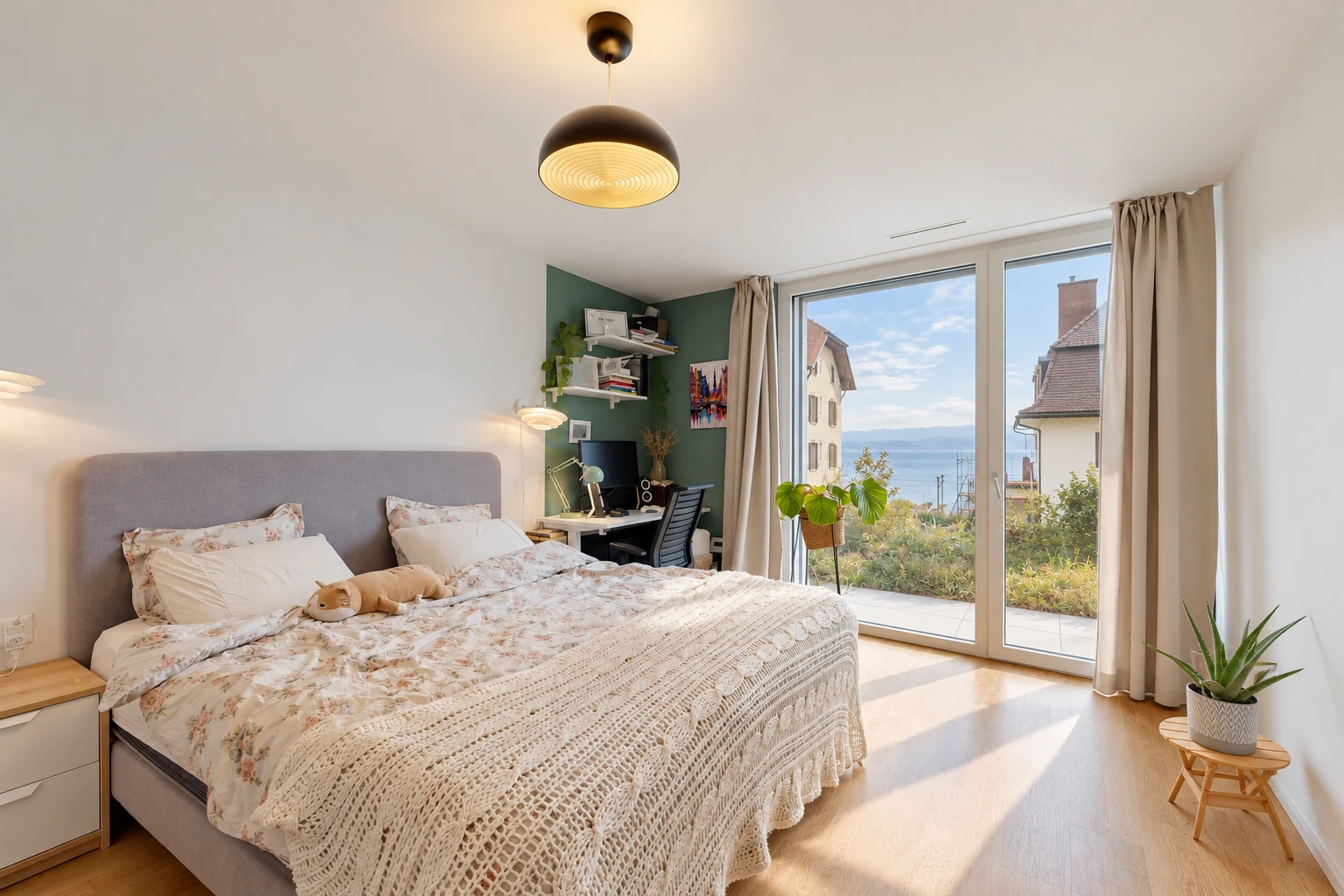 chambre avec accès à l'extérieur, cloison sèche, drywall, espace bureau, et inside property