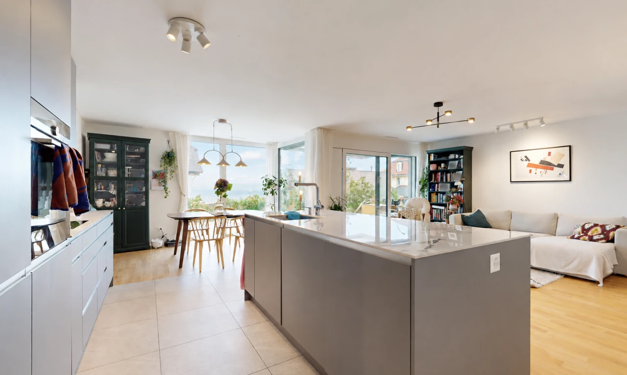 cuisine avec light countertops, light floor, îlot de cuisine, kitchen island, et ouvert sur l'espace de vie