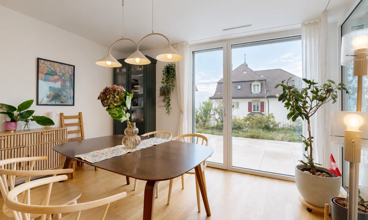 salle à manger avec day time, accès à l'extérieur, wood finish floor, sol en finition bois, et drywall