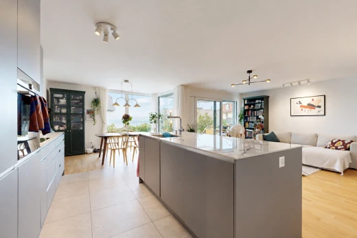 cuisine avec light countertops, light floor, îlot de cuisine, kitchen island, et ouvert sur l'espace de vie