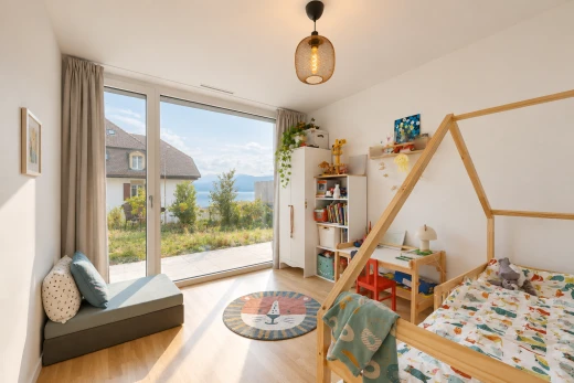 chambre avec accès à l'extérieur, cloison sèche, drywall, day time, et sol en finition bois