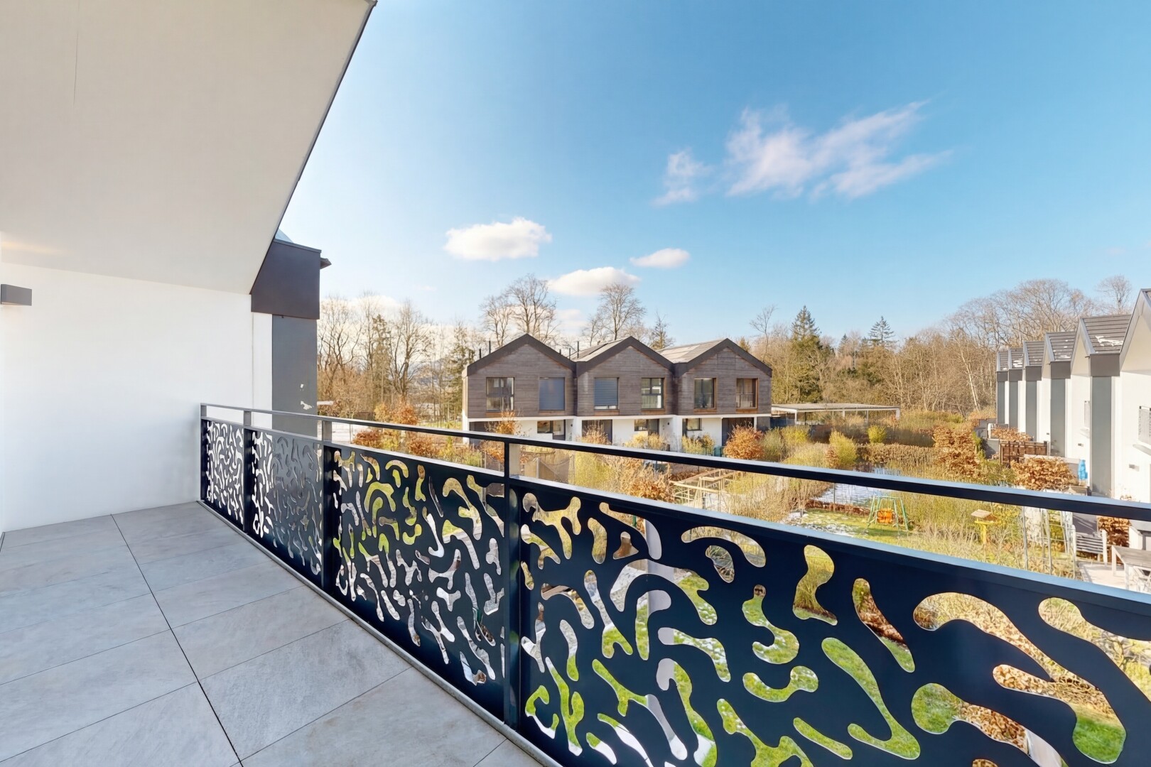 balcon avec from property, day time, balcon, vue résidentielle, et residential view