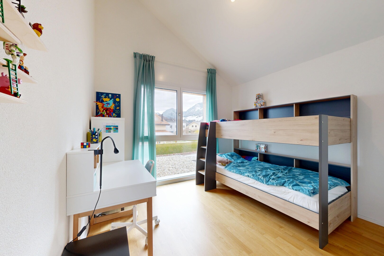 chambre avec vaulted ceiling, plafond voûté, inside property, wood finish floor, et sol en finition bois