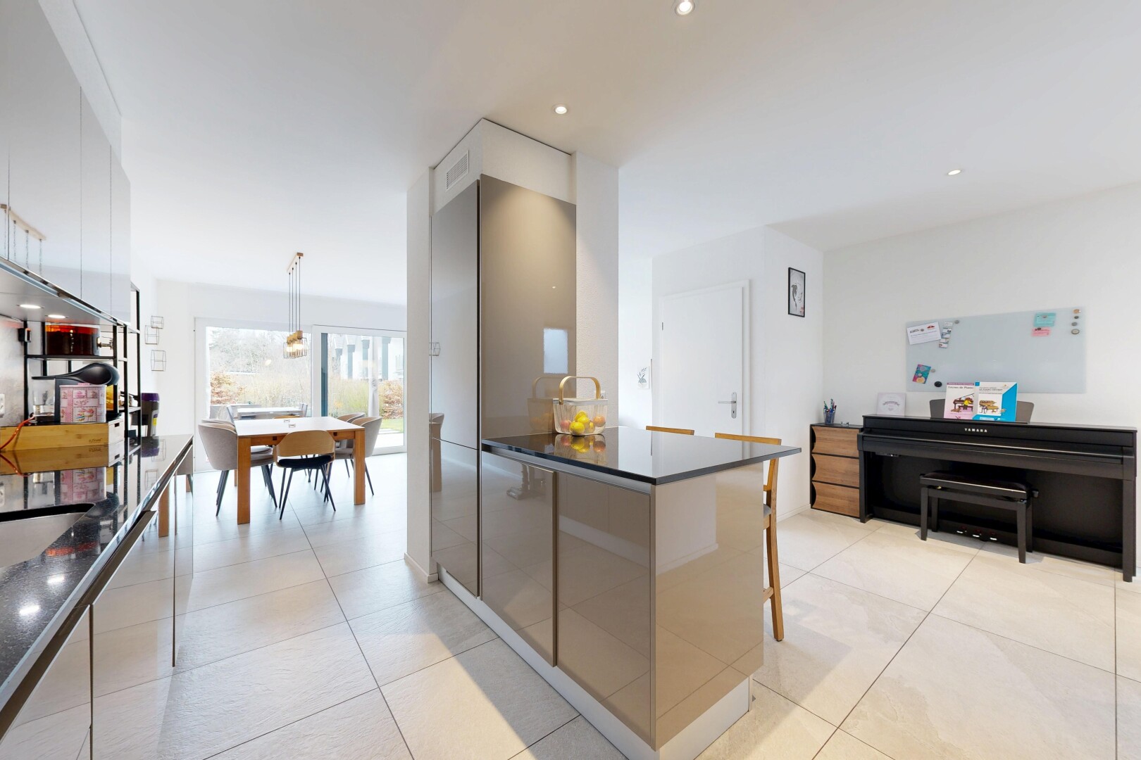 cuisine avec dark countertops, inside property, lumière naturelle, natural light, et light floor