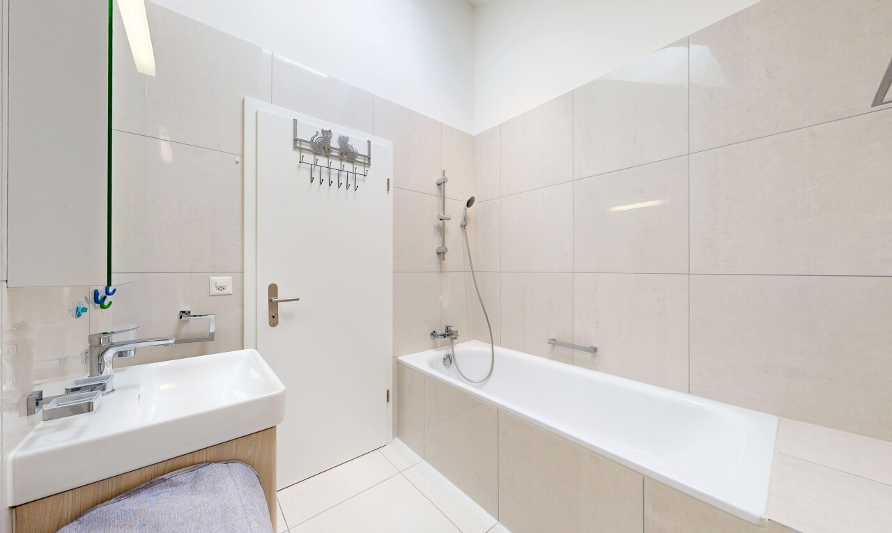salle de bains avec mur en carrelage, tile wall, light floor, salle de bain complète, et lavabo (ou coiffeuse selon le contexte)