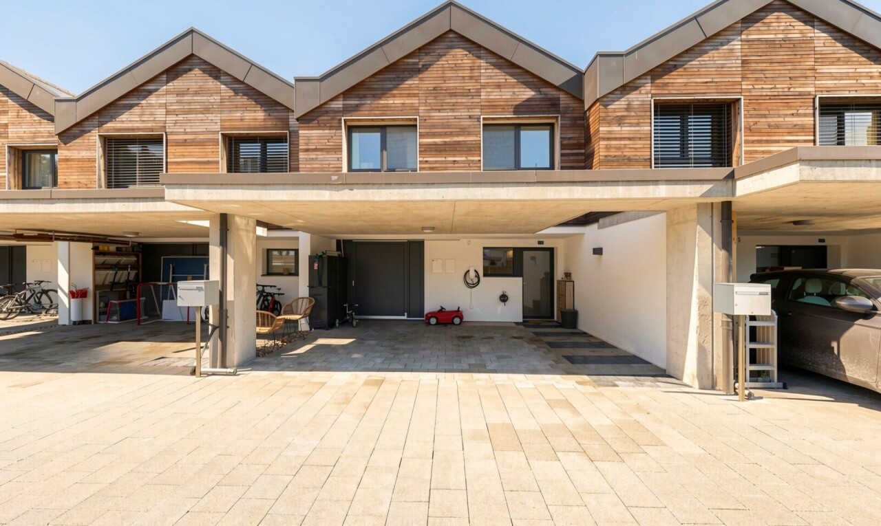 façade avec bardage horizontal, bardage en bois, property visible, et day time