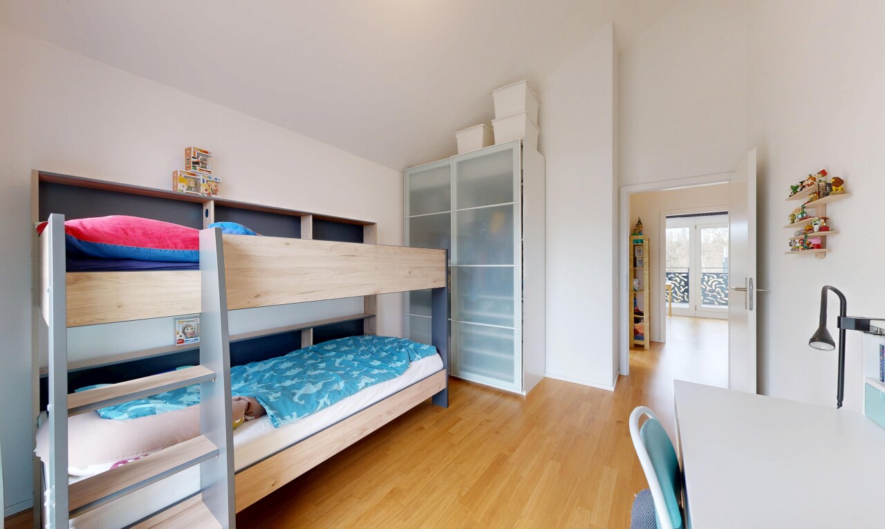 chambre avec sol en finition bois, wood finish floor, cloison sèche, drywall, et inside property