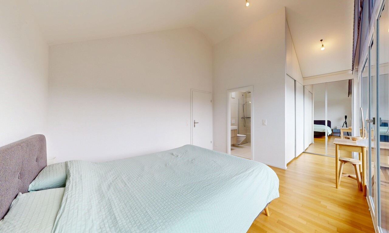chambre avec wood finish floor, sol en finition bois, inside property, drywall, et cloison sèche