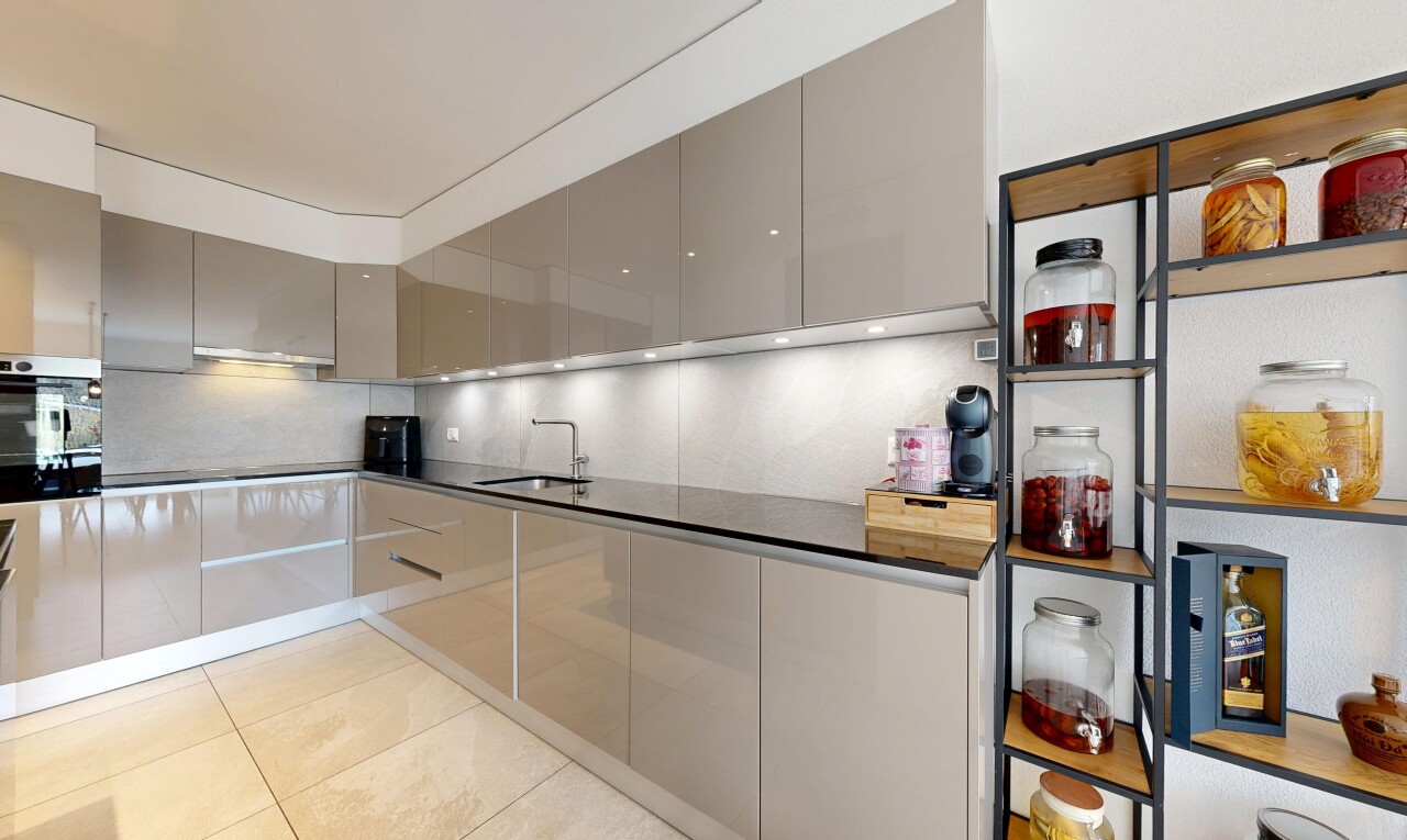 cuisine avec dark countertops, armoires à panneau plat, flat panel cabinets, inside property, et sol en carrelage