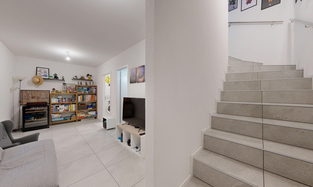 escaliers avec télévision, cloison sèche, drywall, inside property, et escaliers
