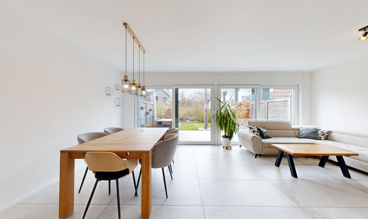 salon / salle à manger avec cloison sèche, drywall, lumière naturelle, natural light, et inside property