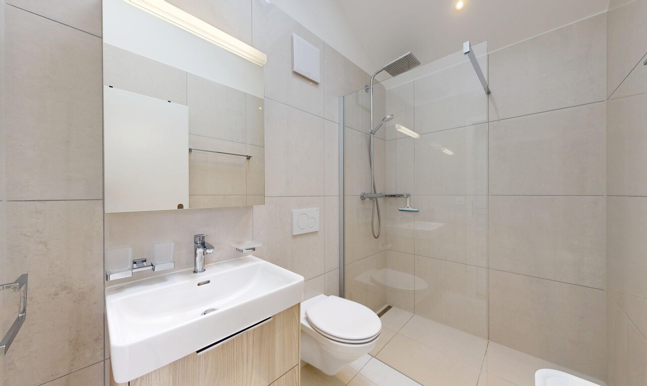 salle de bains avec lavabo (ou coiffeuse selon le contexte), mur en carrelage, tile wall, miroir, et salle de bain complète
