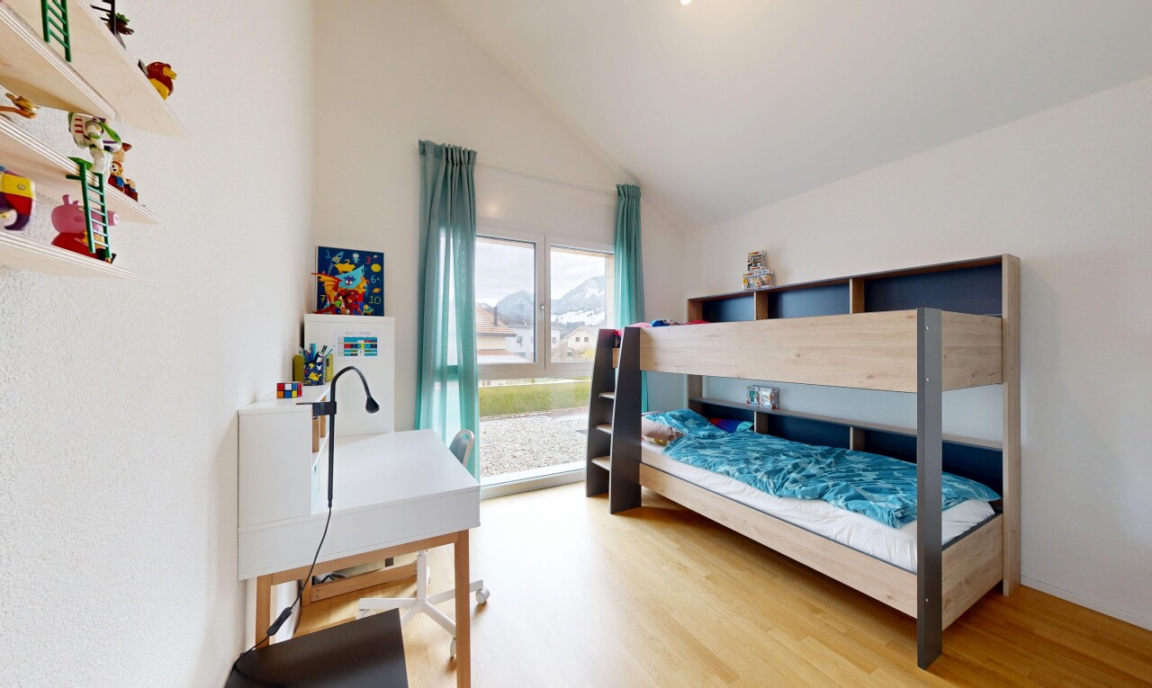 chambre avec vaulted ceiling, plafond voûté, inside property, wood finish floor, et sol en finition bois