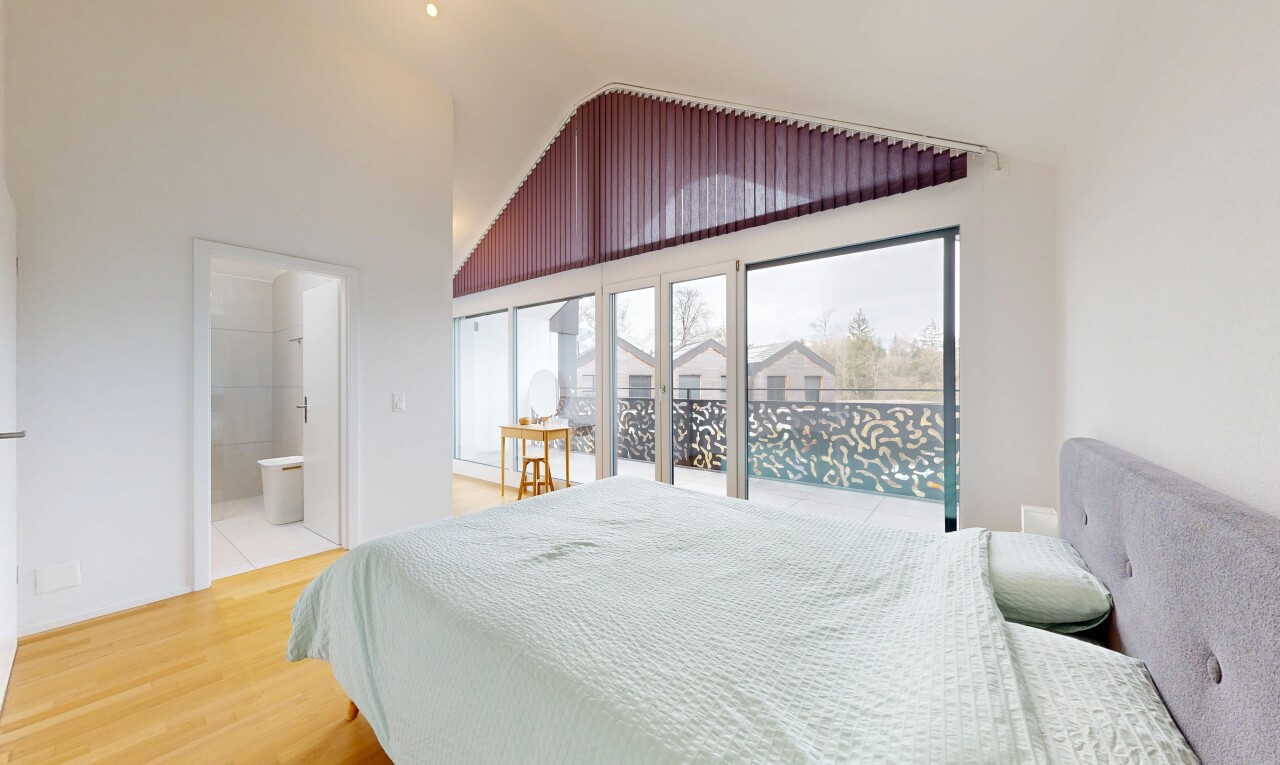 chambre avec inside property, natural light, lumière naturelle, wood finish floor, et sol en finition bois