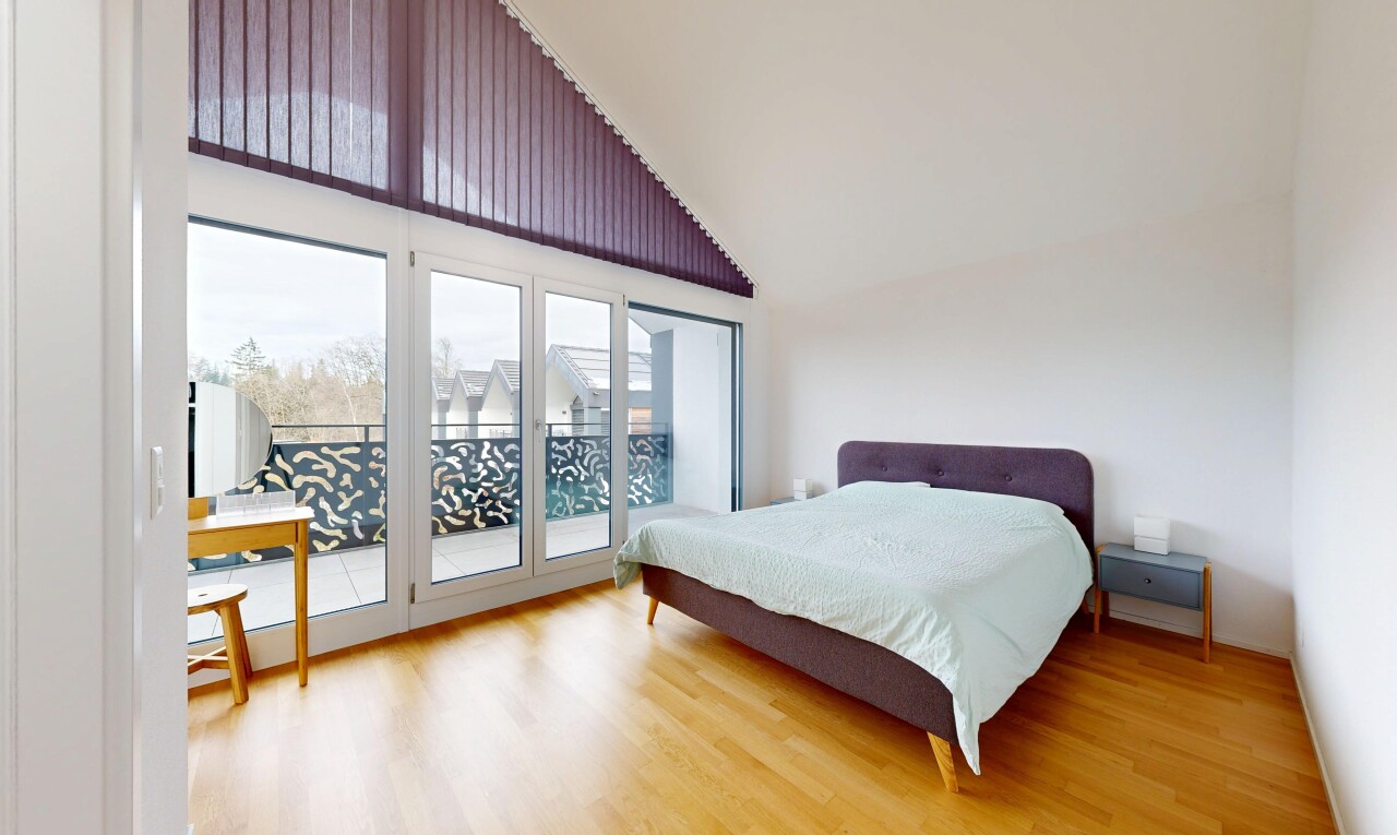 chambre avec sol en finition bois, wood finish floor, accès à l'extérieur, inside property, et lumière naturelle