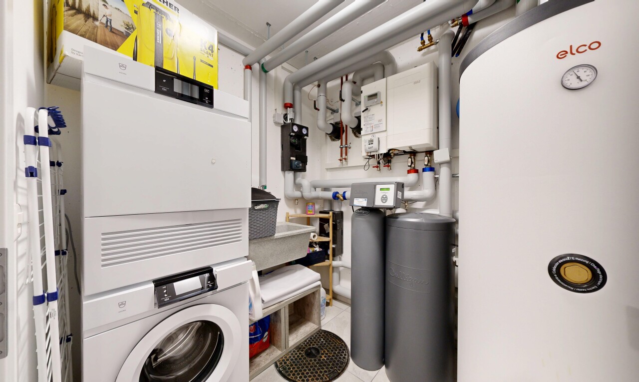 buanderie avec chauffe-eau, inside property, lave-linge et sèche-linge, light floor, et tile floor