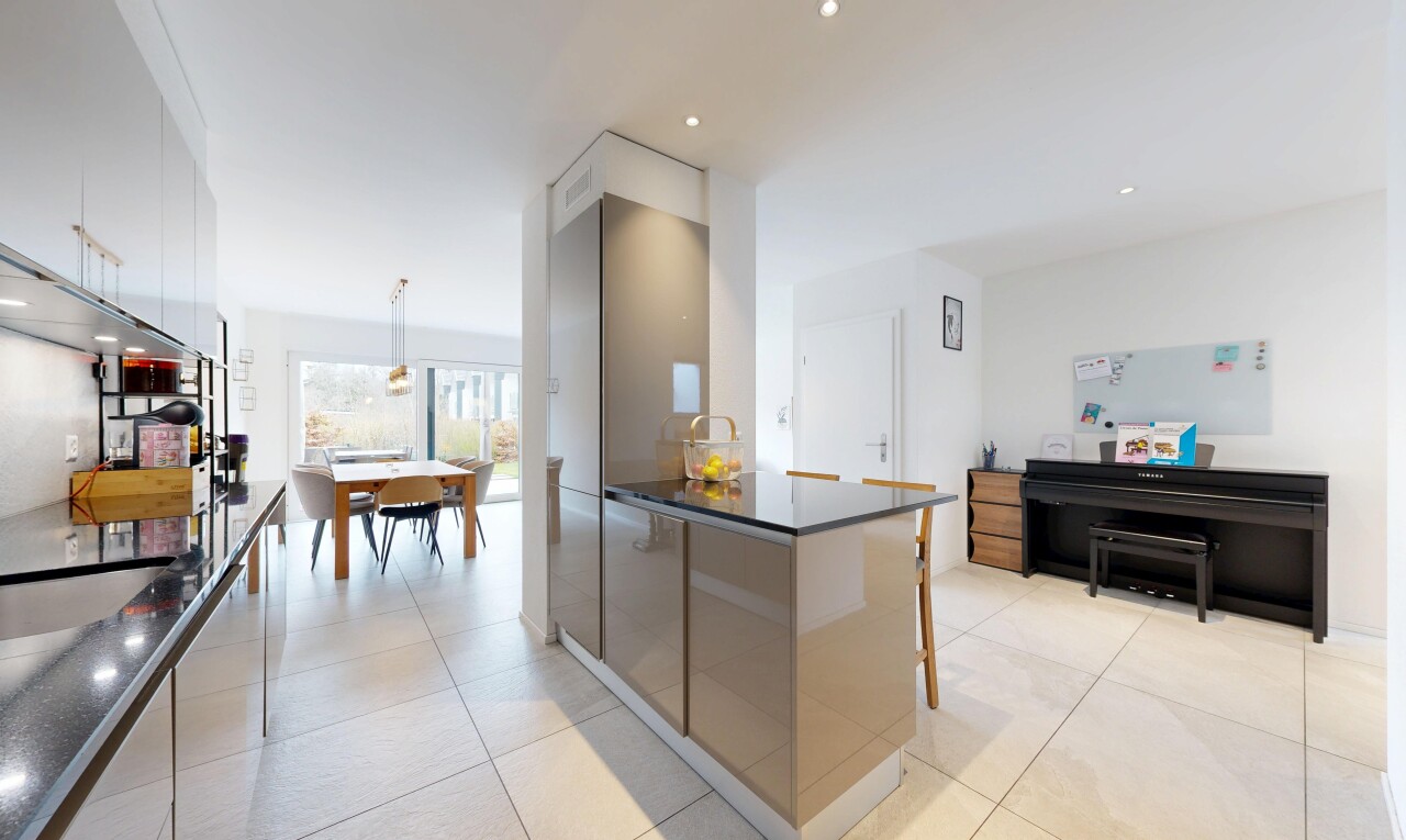 cuisine avec dark countertops, inside property, lumière naturelle, natural light, et light floor