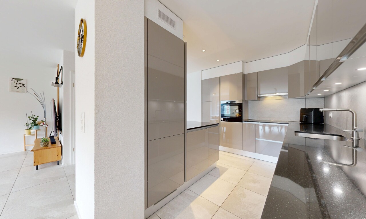 cuisine avec flat panel cabinets, armoires à panneau plat, dark countertops, inside property, et four