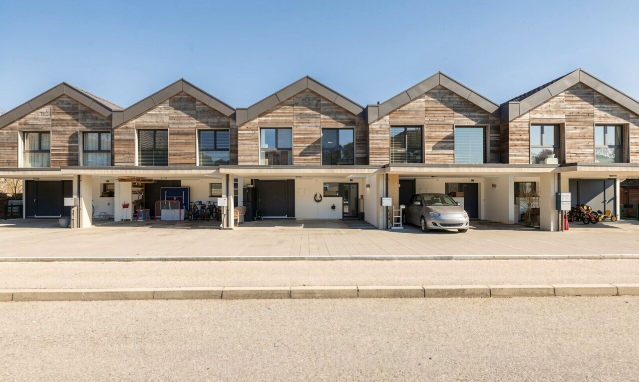 façade avec bardage en bois, bardage horizontal, day time, et garage intégré