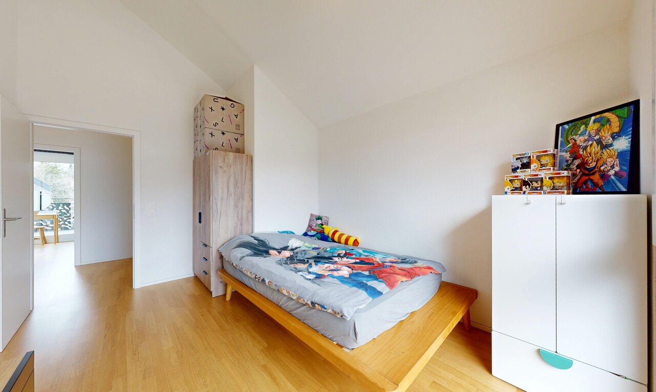 chambre avec wood finish floor, sol en finition bois, inside property, drywall, et cloison sèche