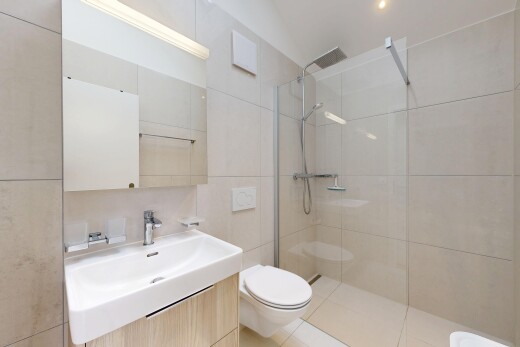 salle de bains avec lavabo (ou coiffeuse selon le contexte), mur en carrelage, tile wall, miroir, et salle de bain complète