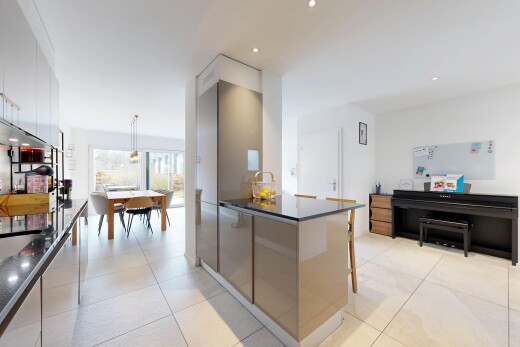 cuisine avec dark countertops, inside property, lumière naturelle, natural light, et light floor