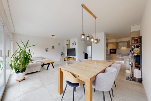 salon / salle à manger avec inside property, cloison sèche, drywall, télévision, et light floor