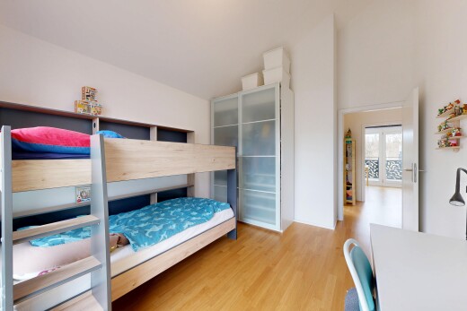 chambre avec sol en finition bois, wood finish floor, cloison sèche, drywall, et inside property