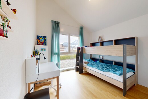 chambre avec vaulted ceiling, plafond voûté, inside property, wood finish floor, et sol en finition bois