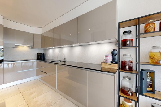 cuisine avec dark countertops, armoires à panneau plat, flat panel cabinets, inside property, et sol en carrelage