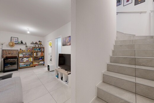 escaliers avec télévision, cloison sèche, drywall, inside property, et escaliers