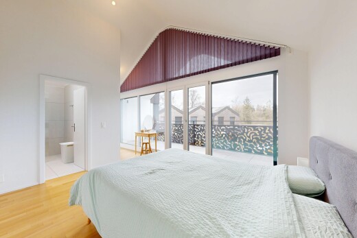 chambre avec inside property, natural light, lumière naturelle, wood finish floor, et sol en finition bois