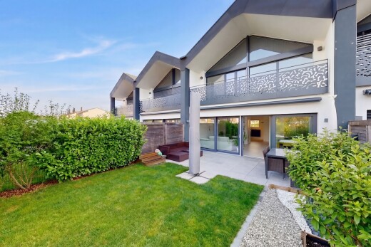 façade avec from property, bardage en stuc, terrasse, day time, et pelouse