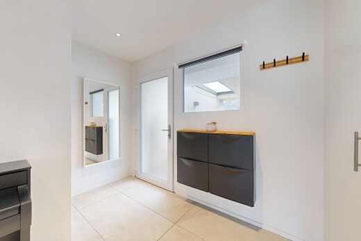 cuisine avec cloison sèche, drywall, light floor, sol en carrelage, et tile floor