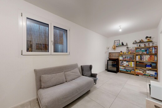 salon avec cloison sèche, drywall, light floor, et inside property