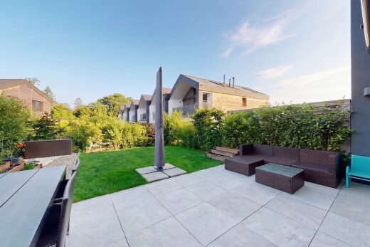 terrasse avec from property, pelouse, espace de vie extérieur, terrasse, et day time