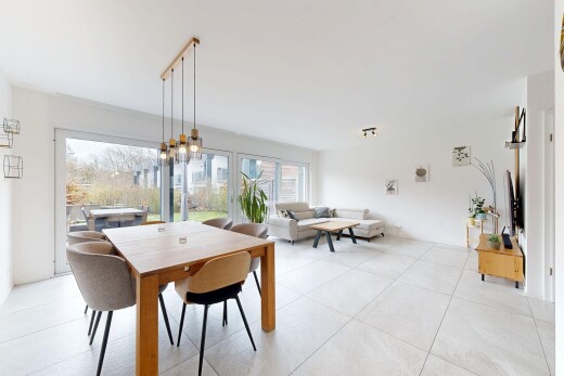 salon / salle à manger avec cloison sèche, drywall, inside property, lumière naturelle, et natural light