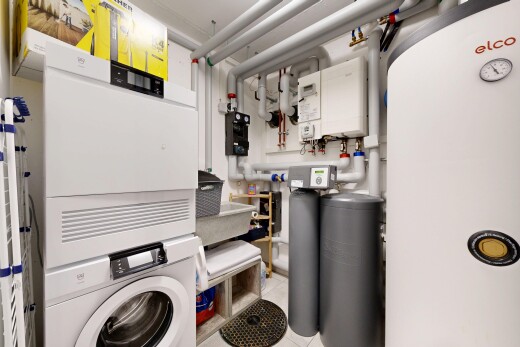 buanderie avec chauffe-eau, inside property, lave-linge et sèche-linge, light floor, et tile floor