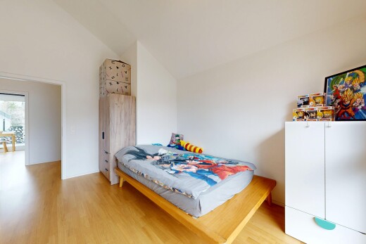 chambre avec wood finish floor, sol en finition bois, inside property, drywall, et cloison sèche