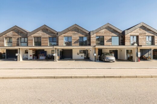 façade avec bardage en bois, bardage horizontal, day time, et garage intégré