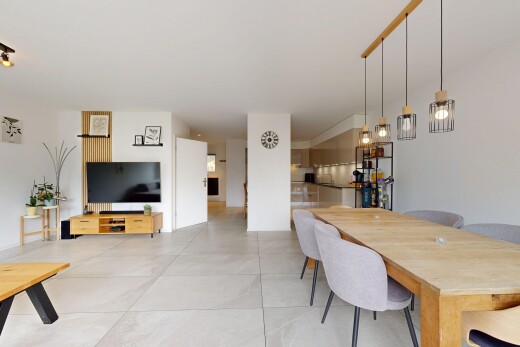 salon / salle à manger avec cloison sèche, drywall, inside property, télévision, et light floor