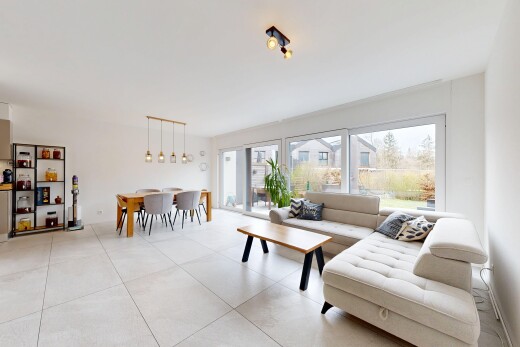 salon / salle à manger avec cloison sèche, drywall, lumière naturelle, natural light, et inside property